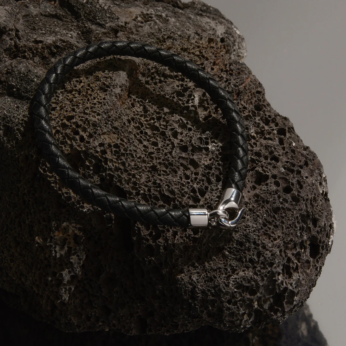 NAJO MENS THE MARINER BLACK LEATHER BRACELET 21CM
