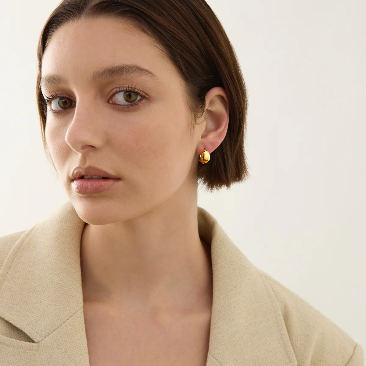 NAJO LA MUSE HUGGIE EARRING GOLD