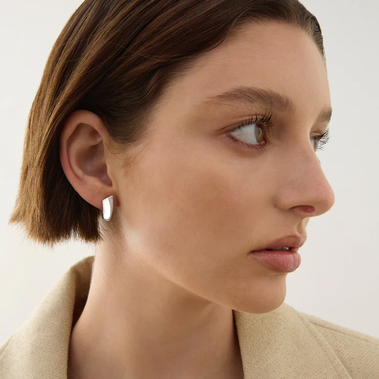 NAJO VERSAILLES HUGGIE EARRING
