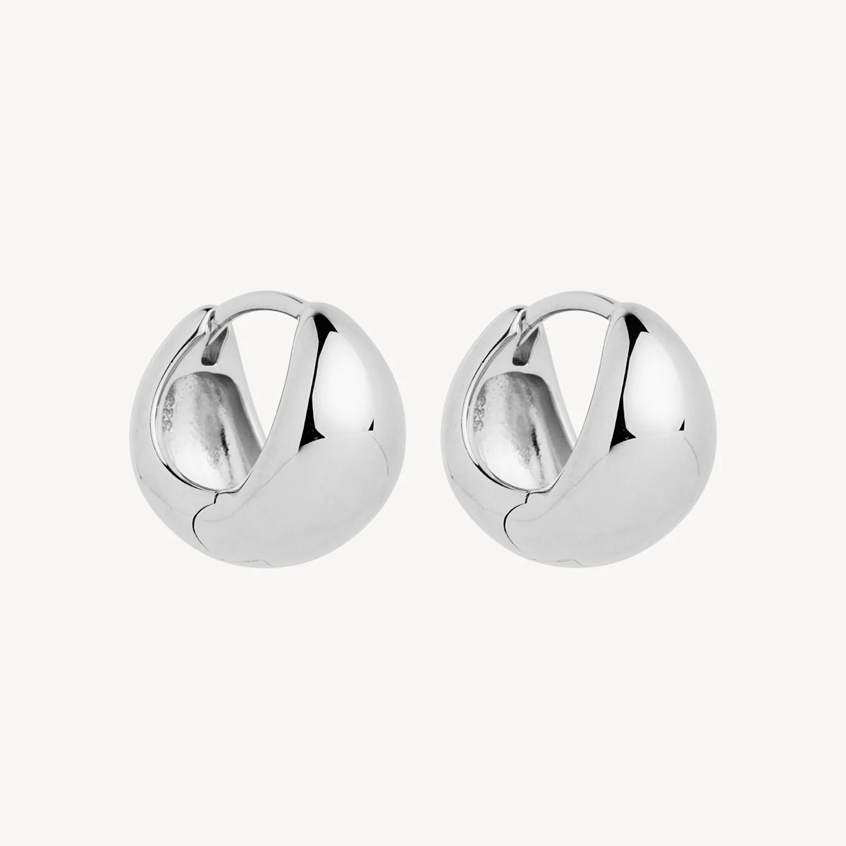 NAJO LA MUSE HUGGIE EARRING